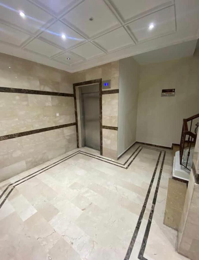 Appartement Elegant Et Climatise Au Centre Avec Terrasse - Proche Plage Et Attractions ! Tangier Bagian luar foto